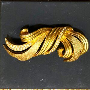 Hattie Carnegie statement brooch